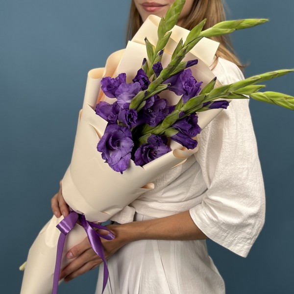 5 темно-фиолетовых гладиолуса