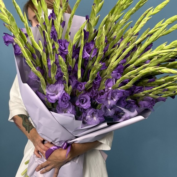 51 темно-фиолетовый гладиолус