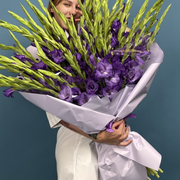 51 темно-фиолетовый гладиолус