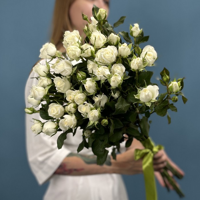 7 кустовых роз Сноу Бабл 60 см