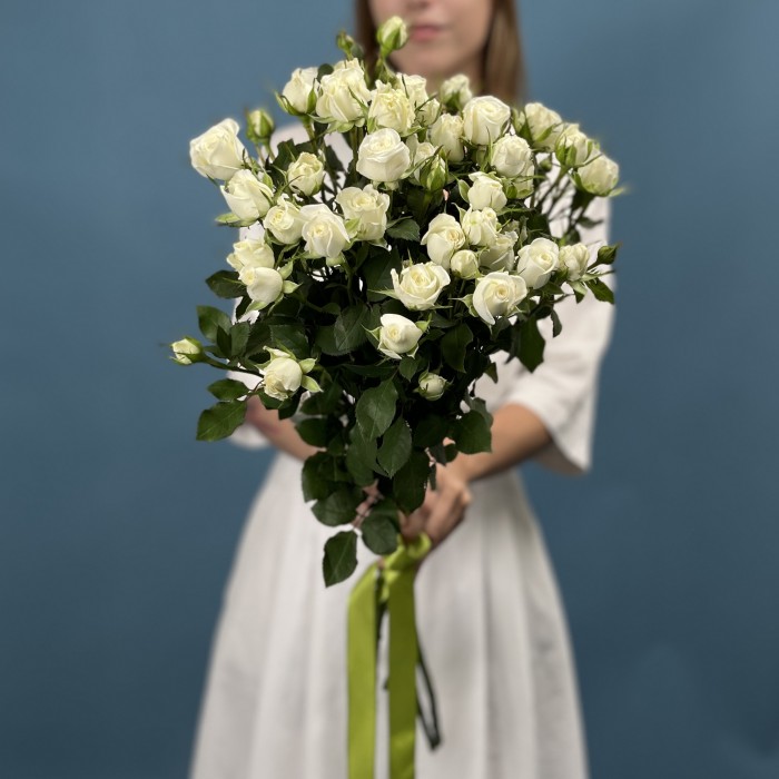 7 кустовых белых роз Сноу Бабл 70 см