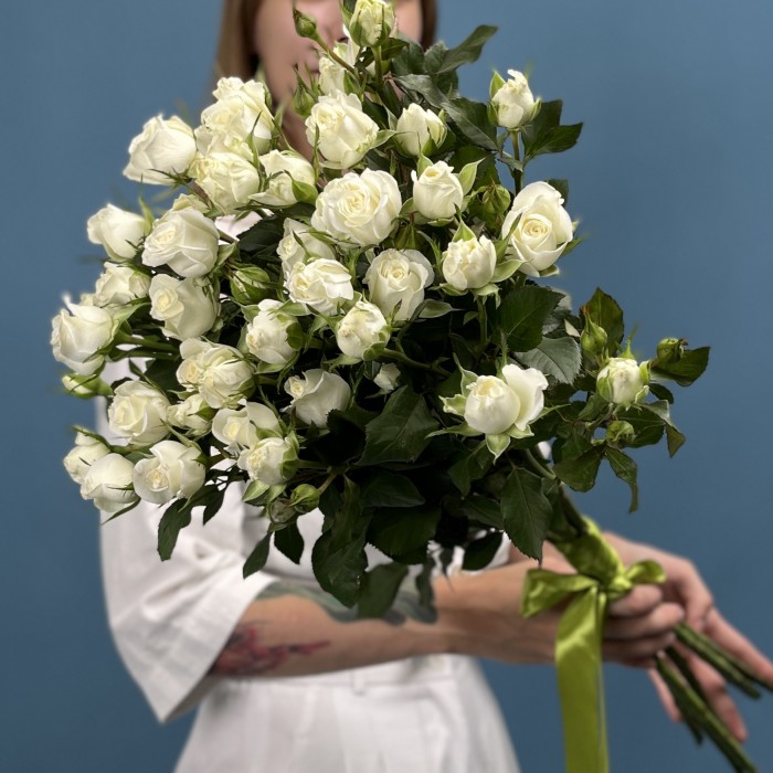 7 кустовых роз Сноу Бабл 60 см