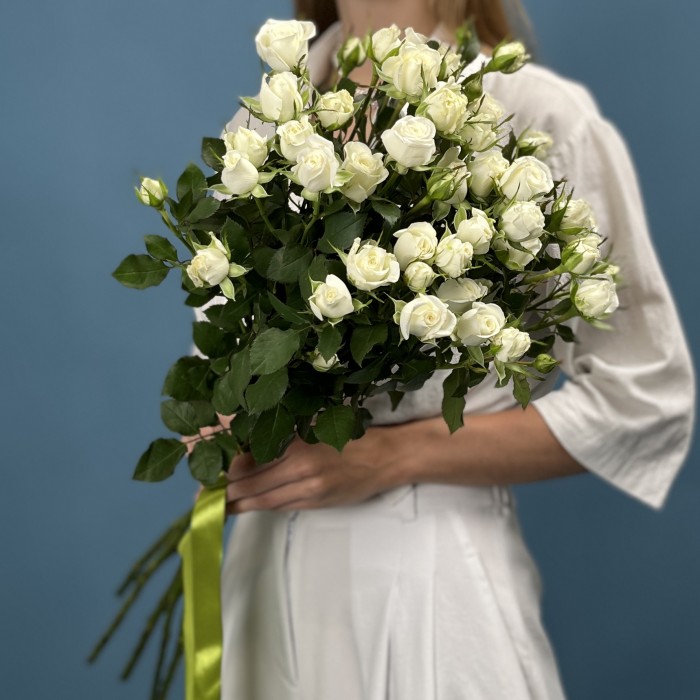 7 кустовых белых роз Сноу Бабл 70 см