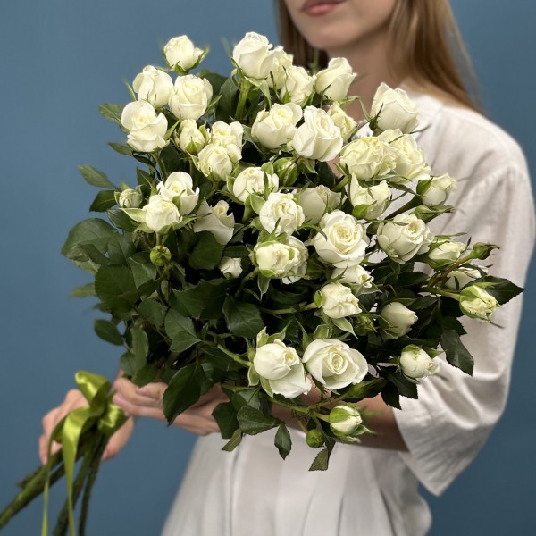 7 кустовых белых роз Сноу Бабл 70 см