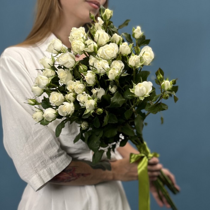 7 кустовых белых роз Сноу Бабл 70 см