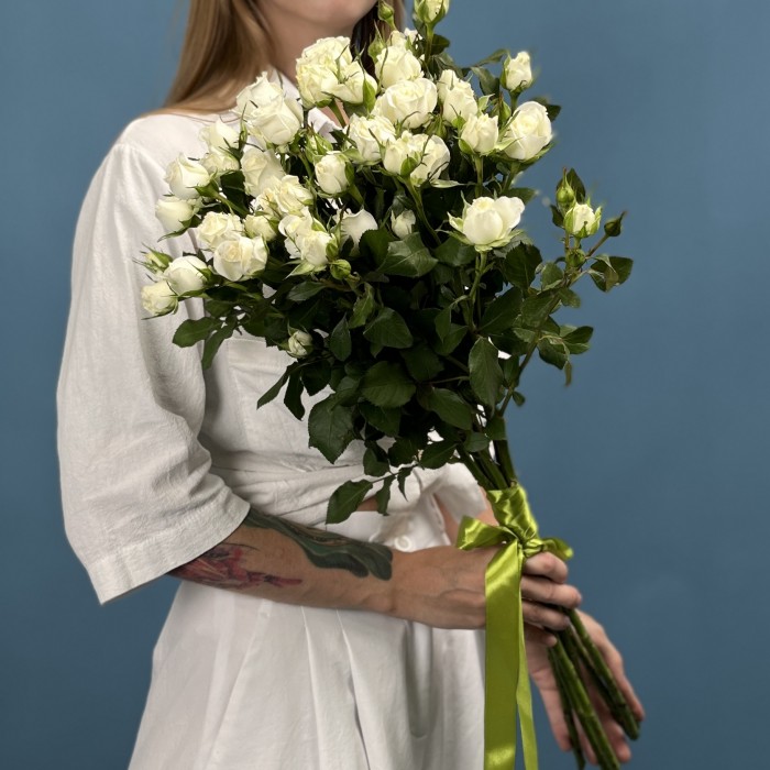 7 кустовых белых роз Сноу Бабл 70 см