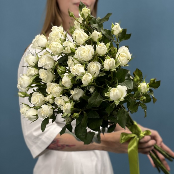 7 кустовых белых роз Сноу Бабл 70 см