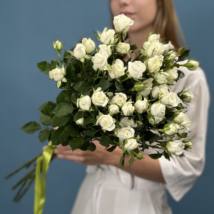 7 кустовых белых роз Сноу Бабл 70 см