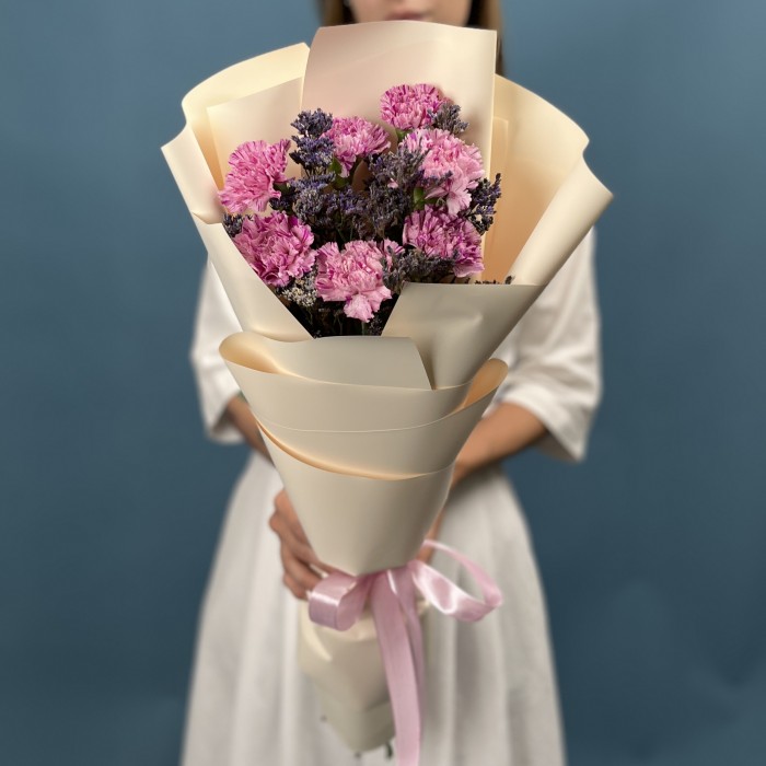 7 сиреневых гвоздик с Лимониумом