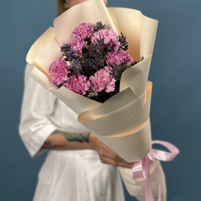 7 сиреневых гвоздик с Лимониумом