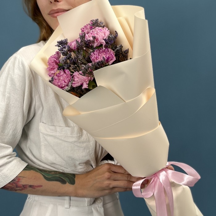 7 сиреневых гвоздик с Лимониумом