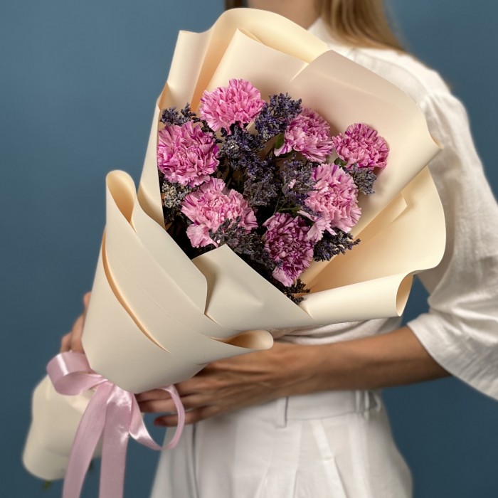 7 сиреневых гвоздик с Лимониумом