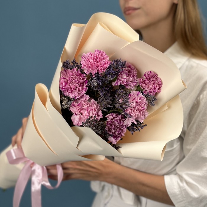 7 сиреневых гвоздик с Лимониумом