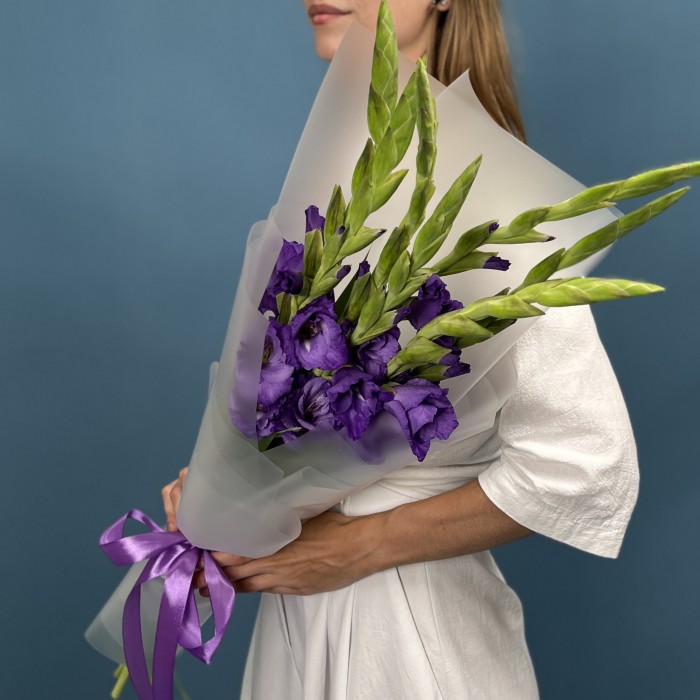 7 темно-фиолетовых гладиолусов