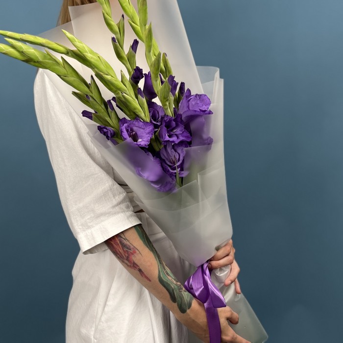 7 темно-фиолетовых гладиолусов