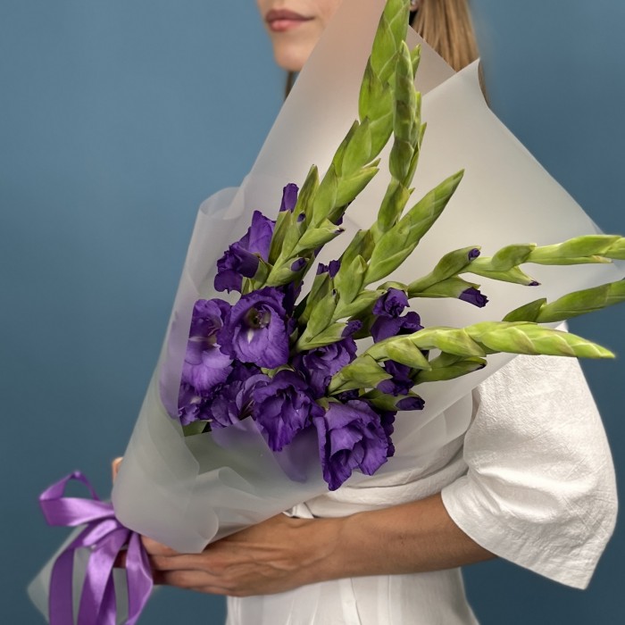 7 темно-фиолетовых гладиолусов