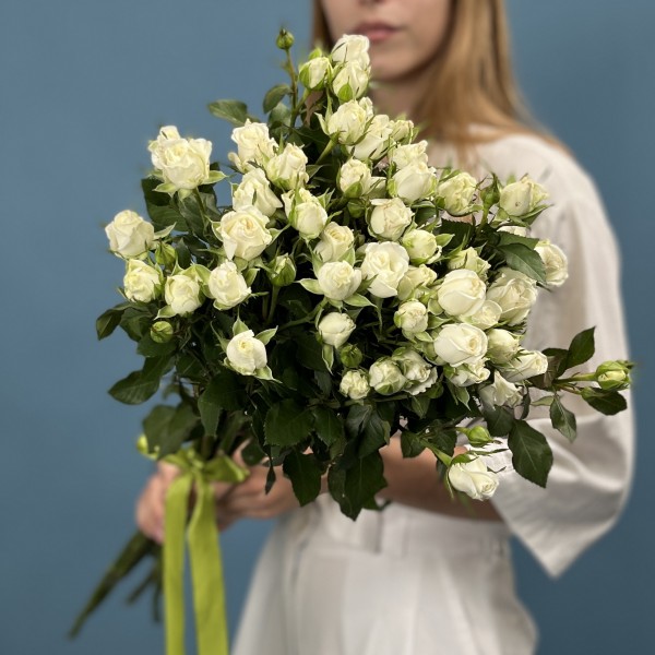 9 кустовых белых роз Сноу Бабл 70 см