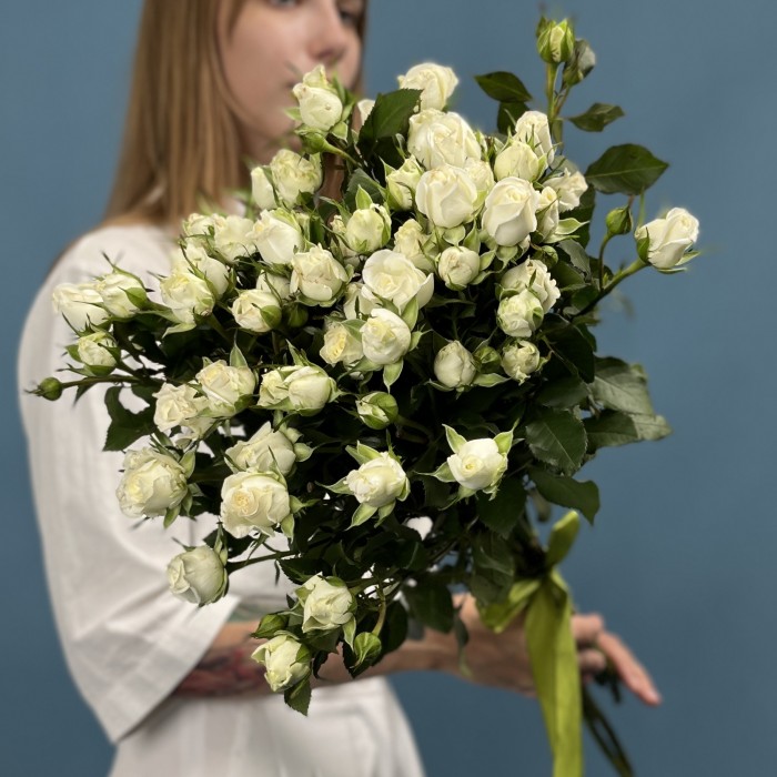 9 кустовых белых роз Сноу Бабл 70 см