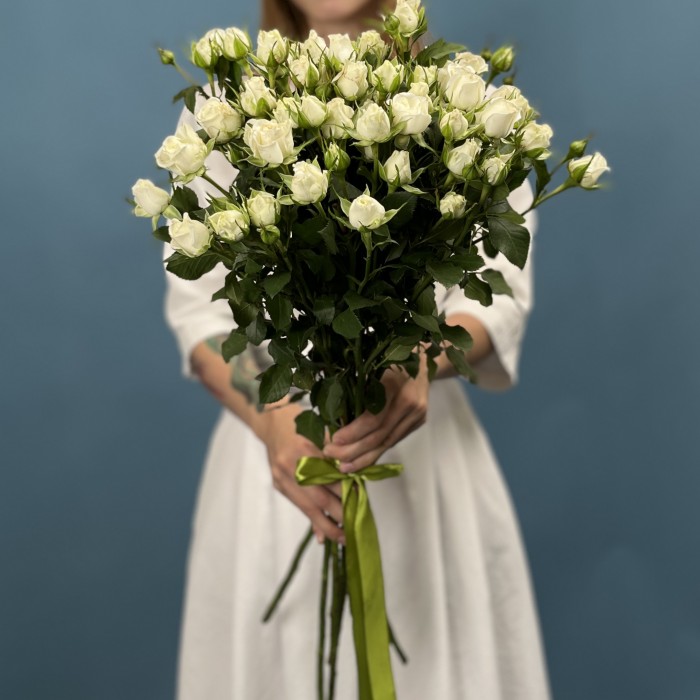 9 кустовых белых роз Сноу Бабл 70 см