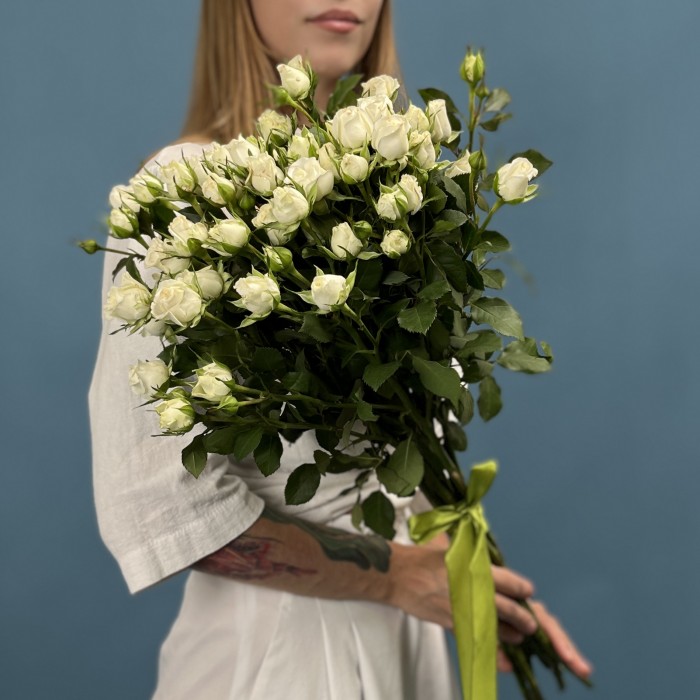 9 кустовых белых роз Сноу Бабл 70 см