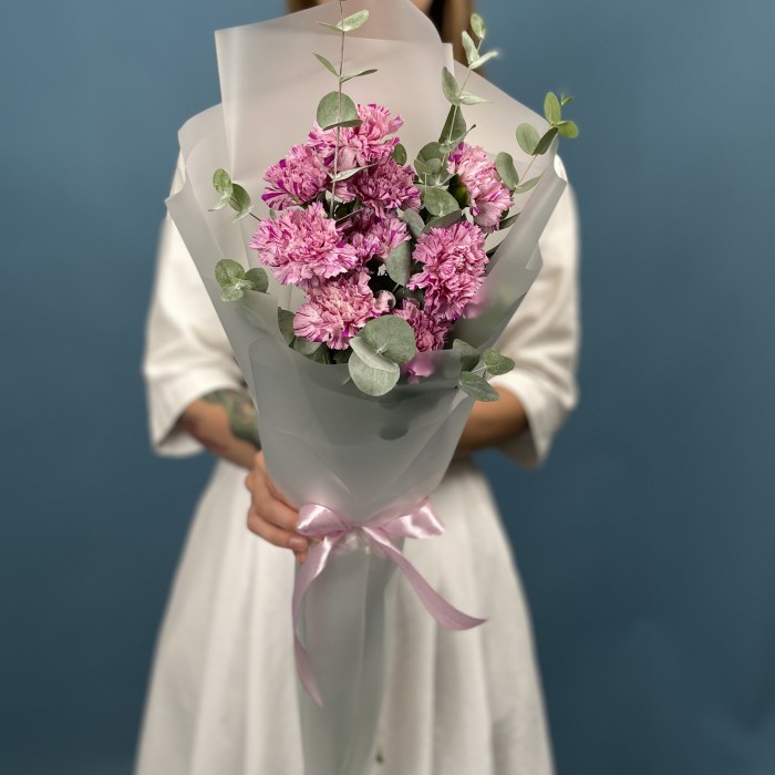 9 сиреневых гвоздик с эвкалиптом