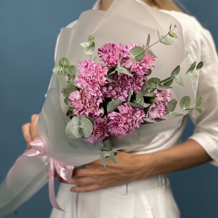 9 сиреневых гвоздик с эвкалиптом