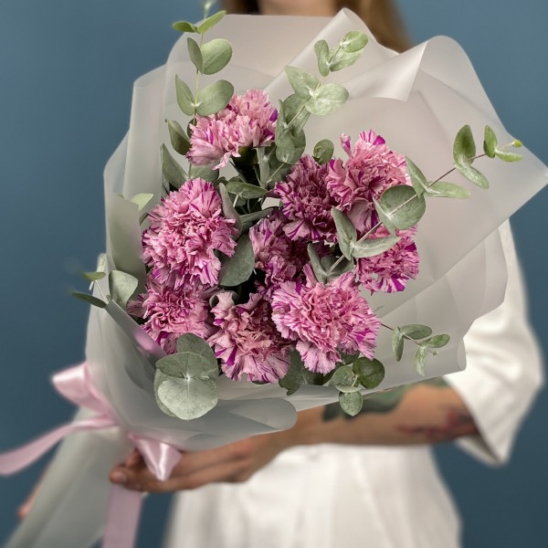 9 сиреневых гвоздик с эвкалиптом