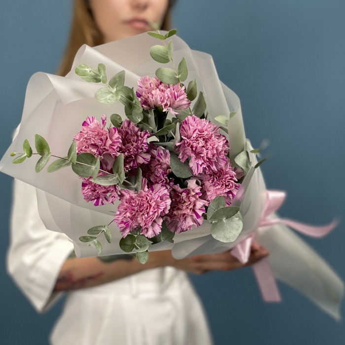 9 сиреневых гвоздик с эвкалиптом