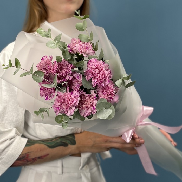 9 сиреневых гвоздик с эвкалиптом