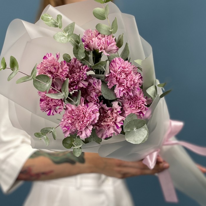 9 сиреневых гвоздик с эвкалиптом