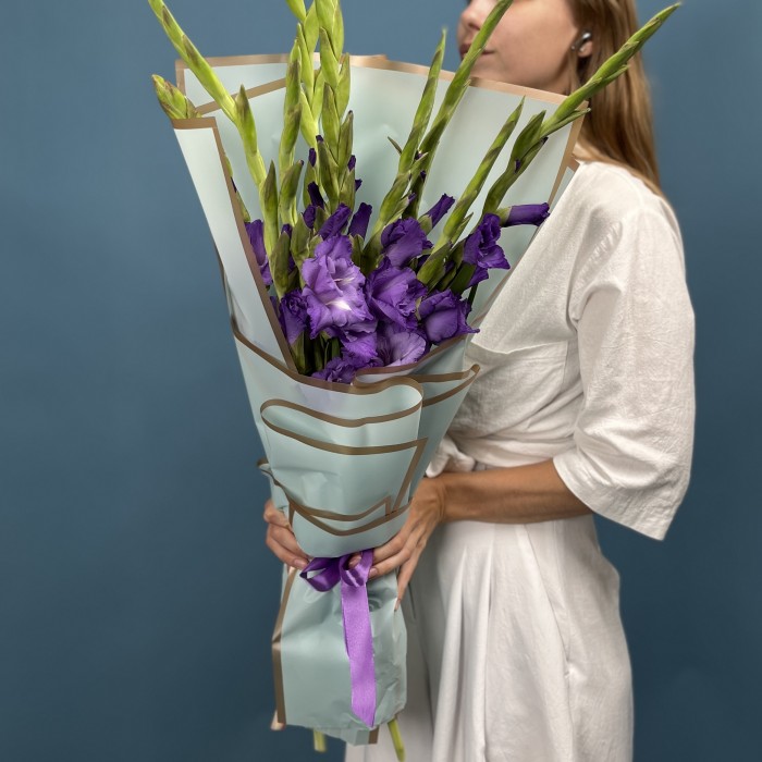 9 темно-фиолетовых гладиолусов