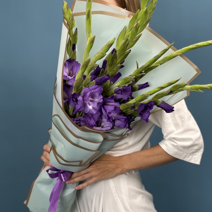 9 темно-фиолетовых гладиолусов