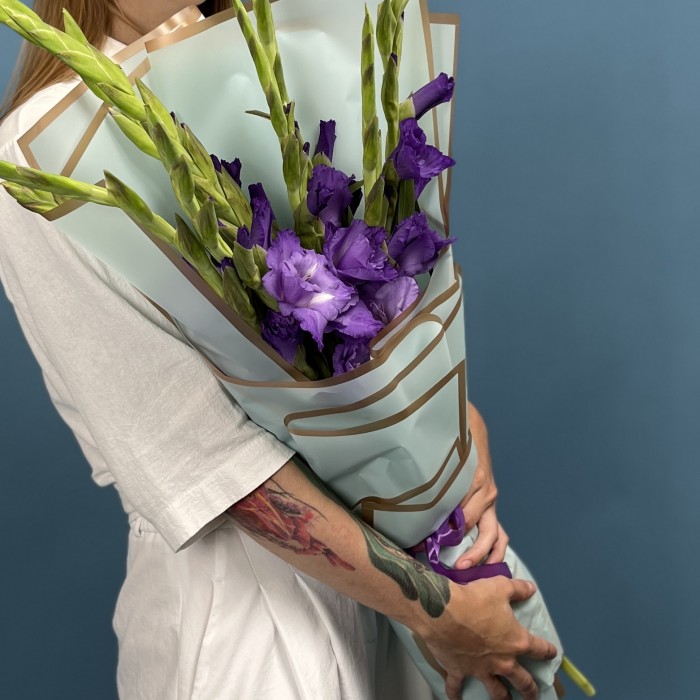 9 темно-фиолетовых гладиолусов