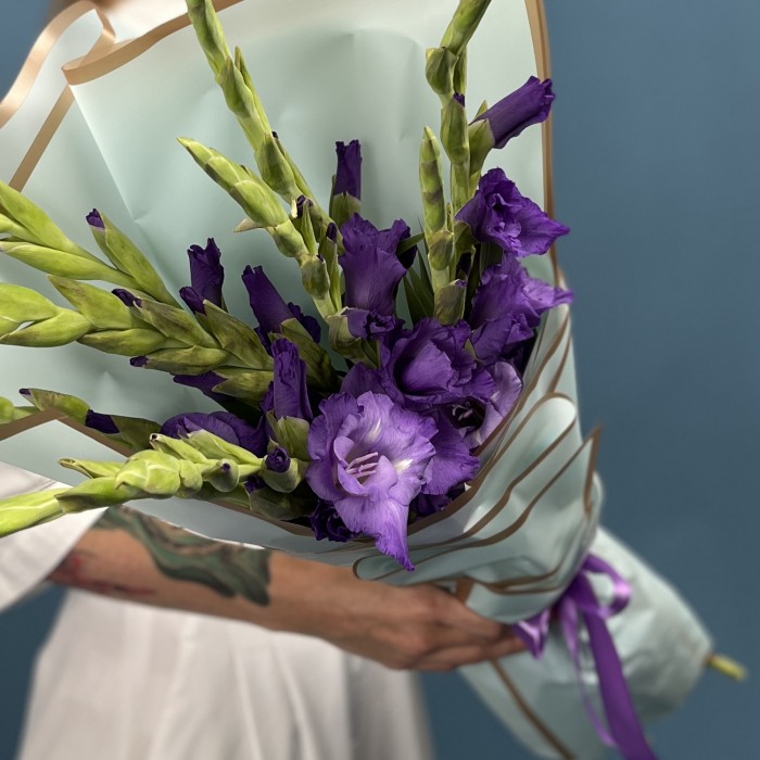 9 темно-фиолетовых гладиолусов