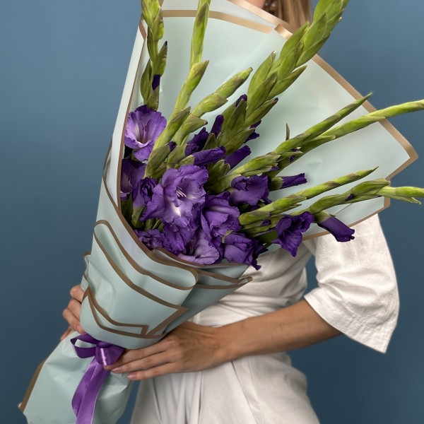 9 темно-фиолетовых гладиолусов