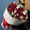 11 бордовых гвоздик с эвкалиптом