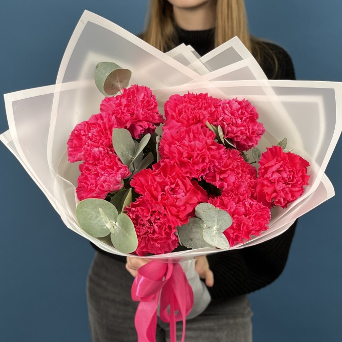 11 малиновых гвоздик с эвкалиптом