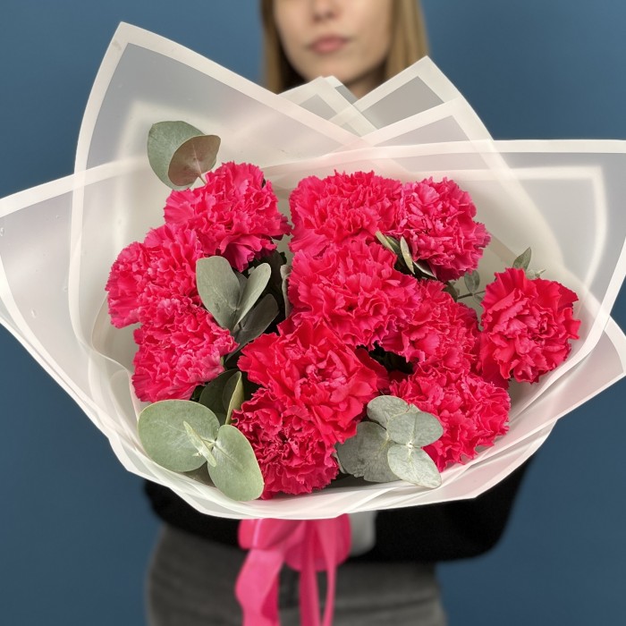 11 малиновых гвоздик с эвкалиптом