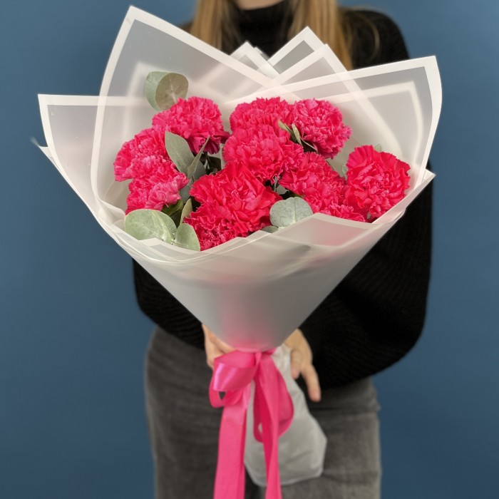 11 малиновых гвоздик с эвкалиптом