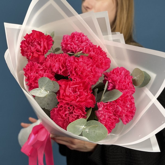 11 малиновых гвоздик с эвкалиптом