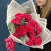 11 малиновых гвоздик с эвкалиптом