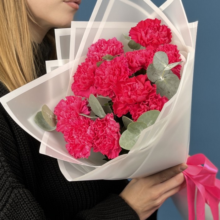 11 малиновых гвоздик с эвкалиптом