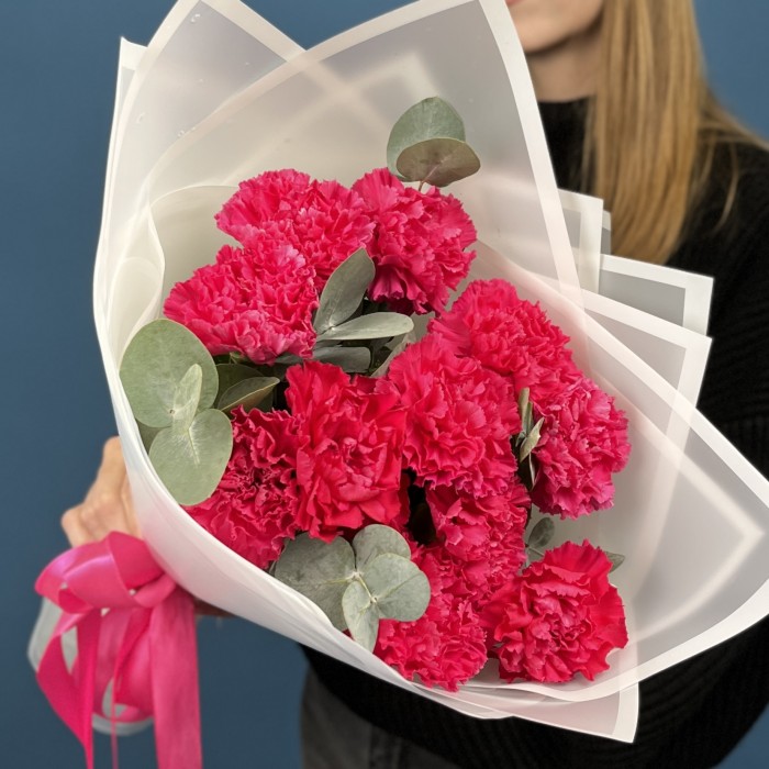 11 малиновых гвоздик с эвкалиптом