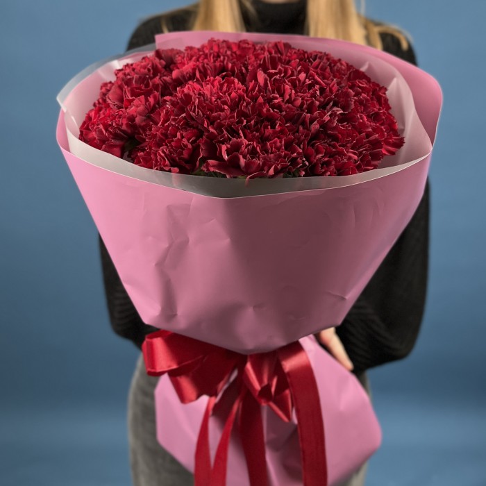 15 бордовых гвоздик