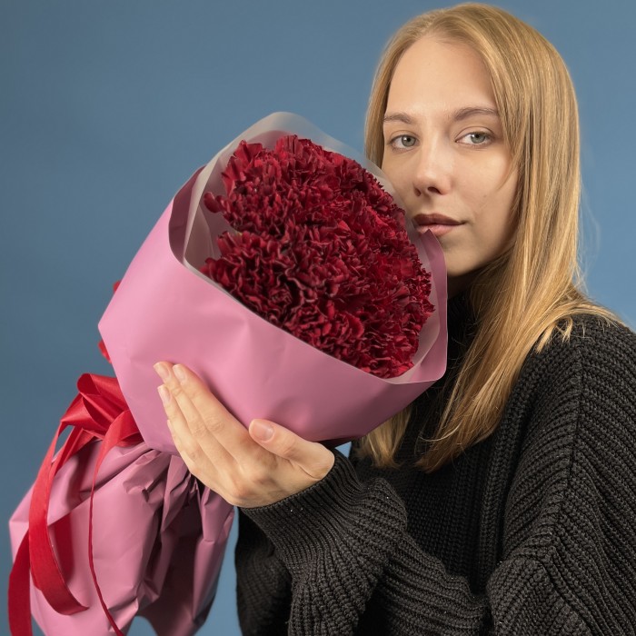 15 бордовых гвоздик