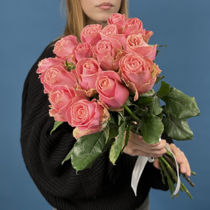 15 лососевых роз Хермоса 60 см