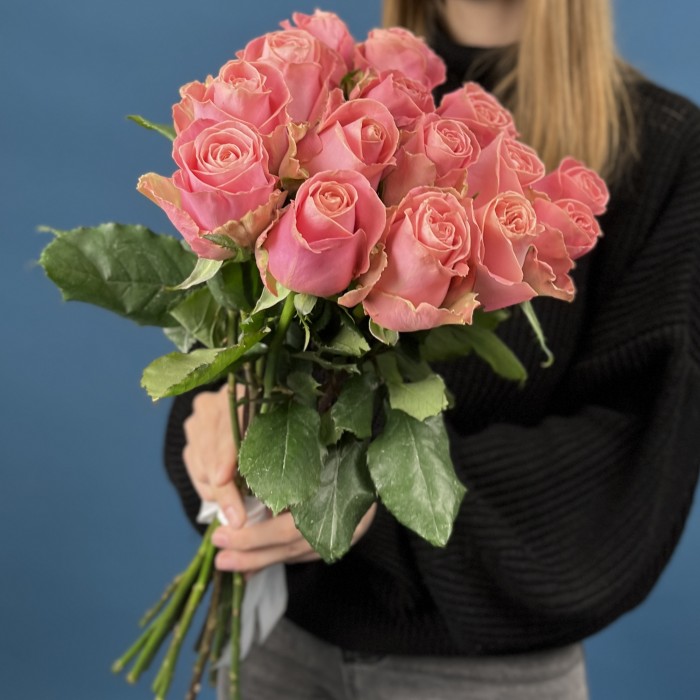 15 лососевых роз Хермоса 60 см
