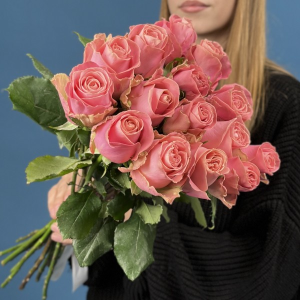 15 лососевых роз Хермоса 60 см