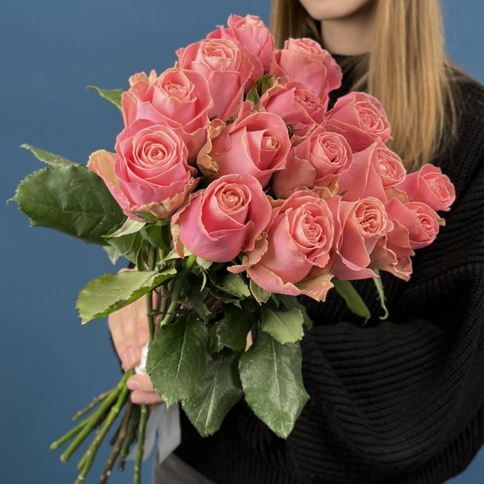 15 лососевых роз Хермоса 60 см