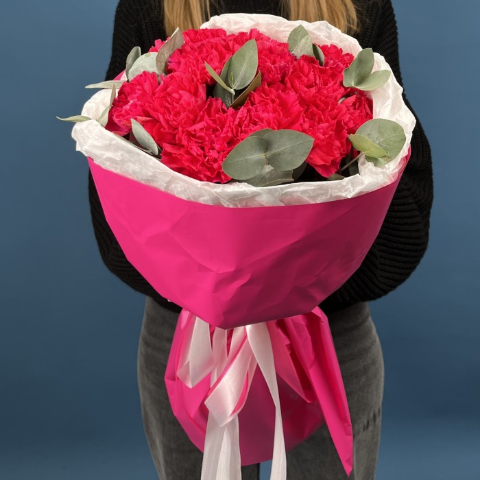 15 малиновых гвоздик с эвкалиптом